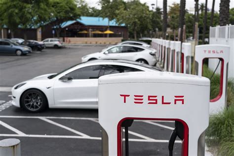White House backs industry effort to standardize Tesla’s EV charging plugs